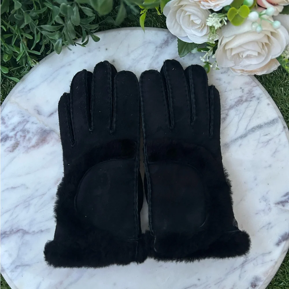 Ugg Genuine Shearling Exposed Curve Seam Gloves size S new  $165.00